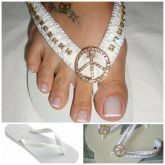 Havaiana top strass dourado e símbolo da paz