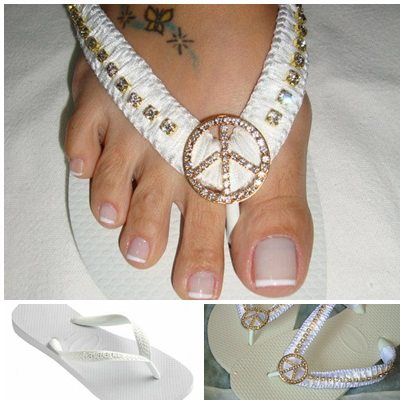 Havaiana top strass dourado e símbolo da paz