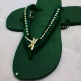 Verde amazônia com strass dourado e libélula
