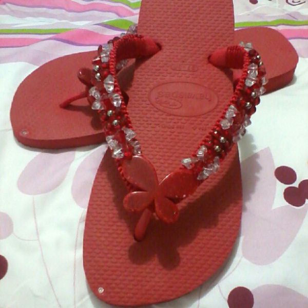Vermelho com pedrarias e borboleta