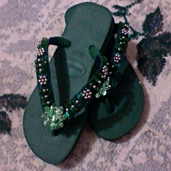 Verde com pedrarias transparentes